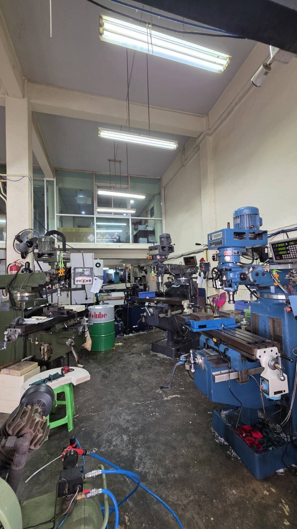 แถวเครื่องมิลลิ่งหลายเครื่องในโรงงาน
